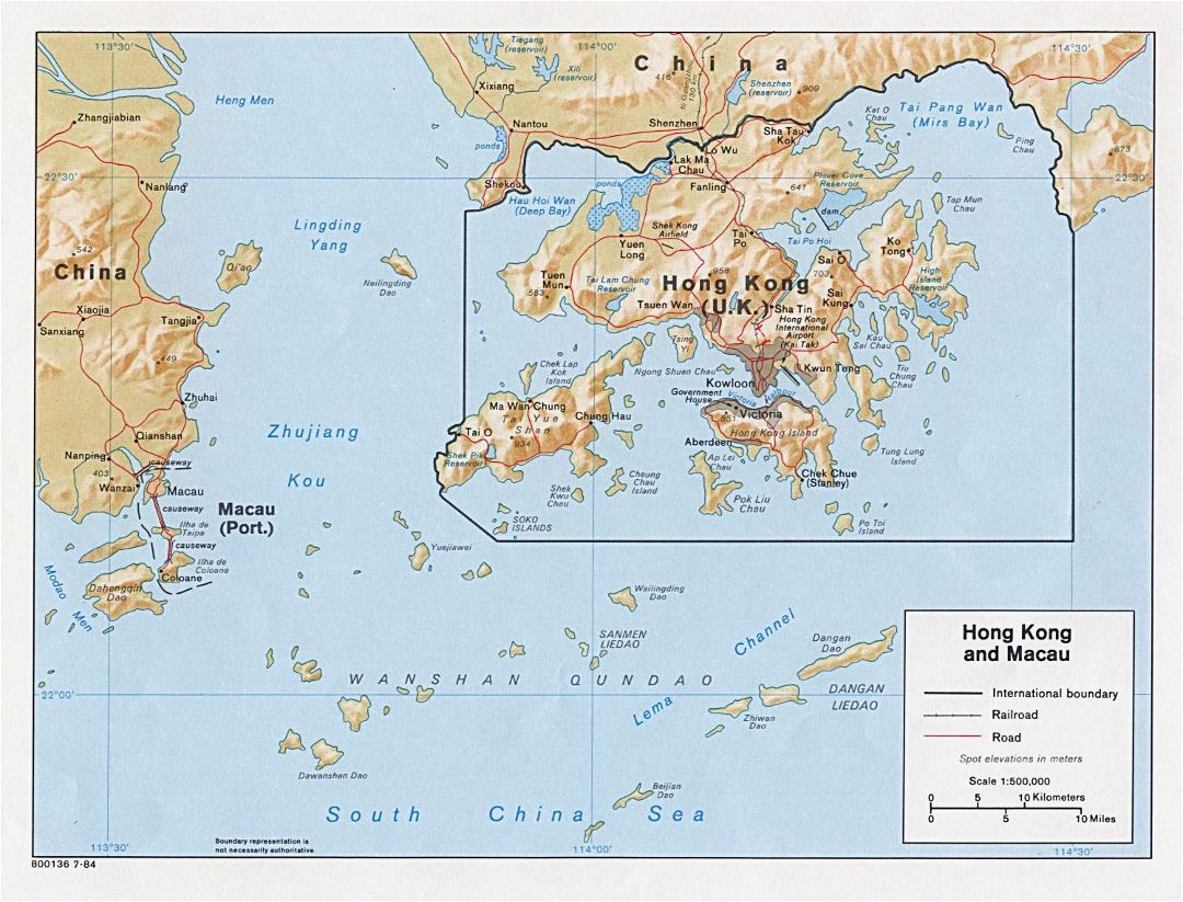 Detailed political map of Hong Kong and Macau with roads and relief - 1984